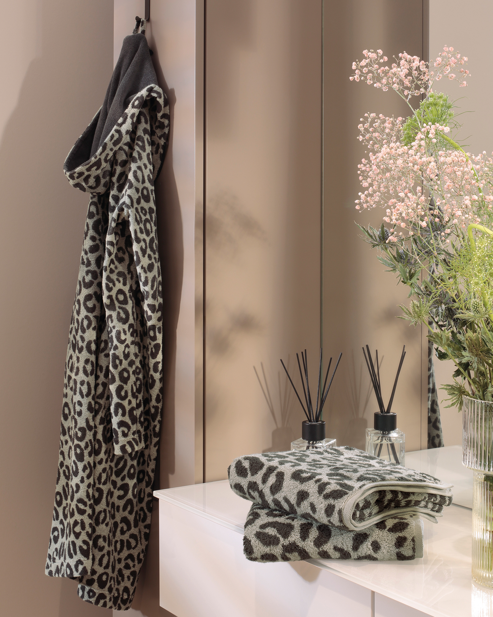 Cawö Home Bademäntel Damen Kurzmantel mit Kapuze Leo 851 basalt - 77